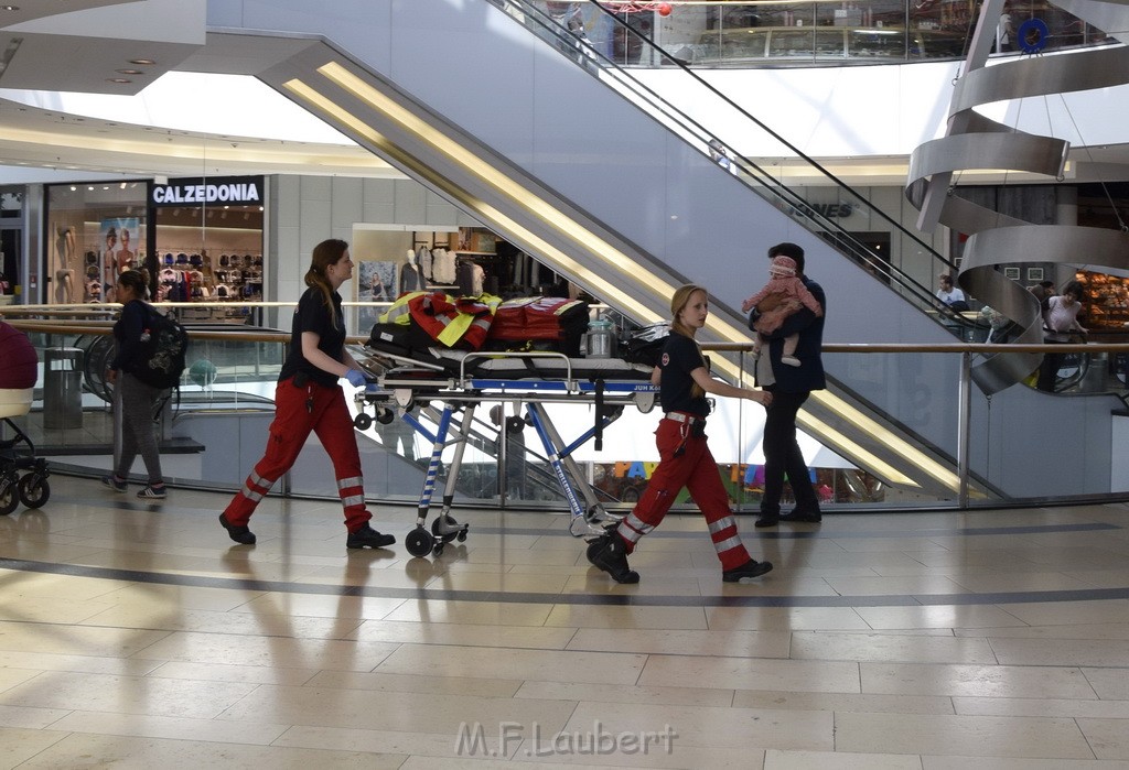 Einsatz BF Reizgas Koeln Kalk Kalk Arcaden P21.JPG - Miklos Laubert